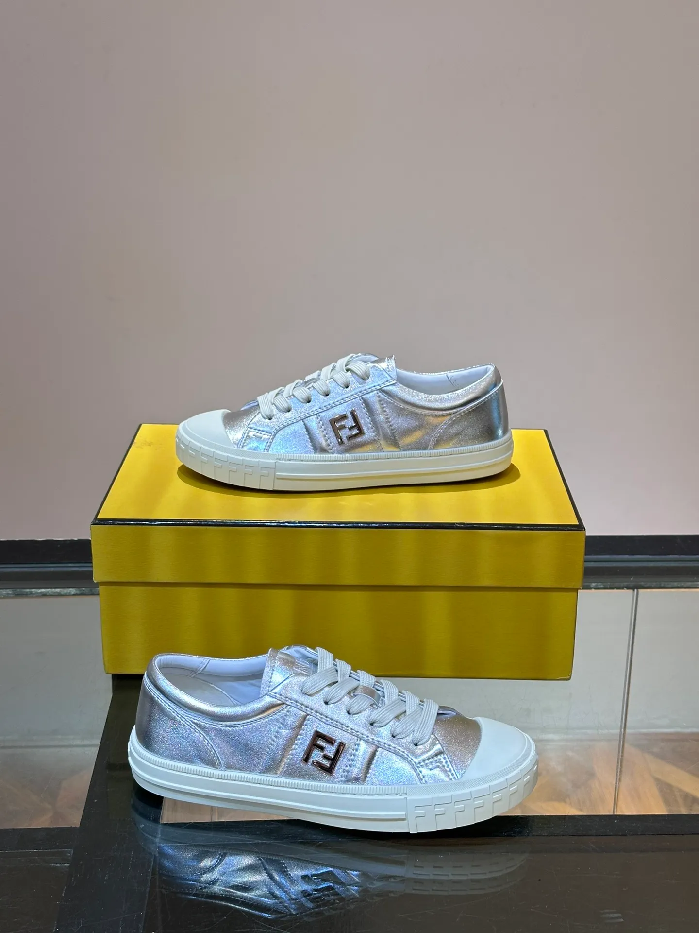 Men's Men's Shoes 💰380 [New Style] 🍿🍿Fendi Fendi Casual Sneakers Skateboard Shoes, the new Domino sneakers have become a favorite shoe. For those who want to create a simple and FENDI-characteristic look, this shoe is the perfect choice. Because this sneaker is one of the most cost-effective among FENDI's entry-level sneakers, it provides a great opportunity to attract and attract all customers who love easy and comfortable everyday sneakers. Size: 38-45 (men’s size 38.45 customized)